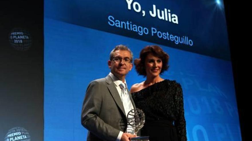 Santiago Posteguillo, guanyador del Premi Planeta, i Ayanta Barilli, finalista.