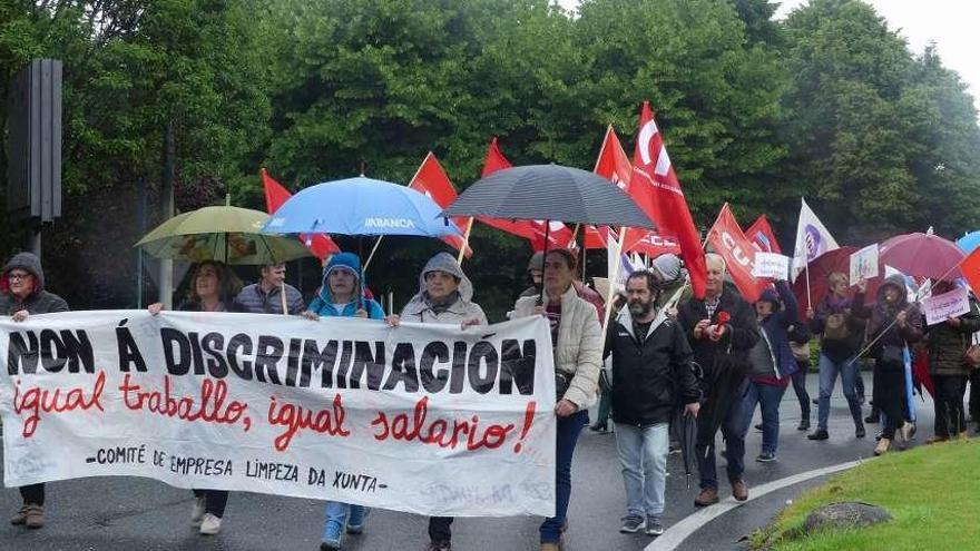 Protesta de empleadas del grupo Norte, ayer, en Santiago.