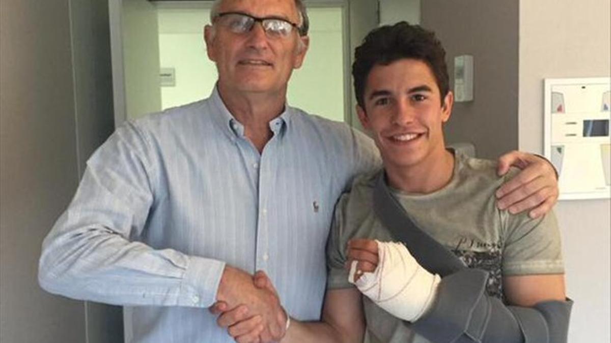 Marc Márquez junto al Dr Mir al salir del Hospital