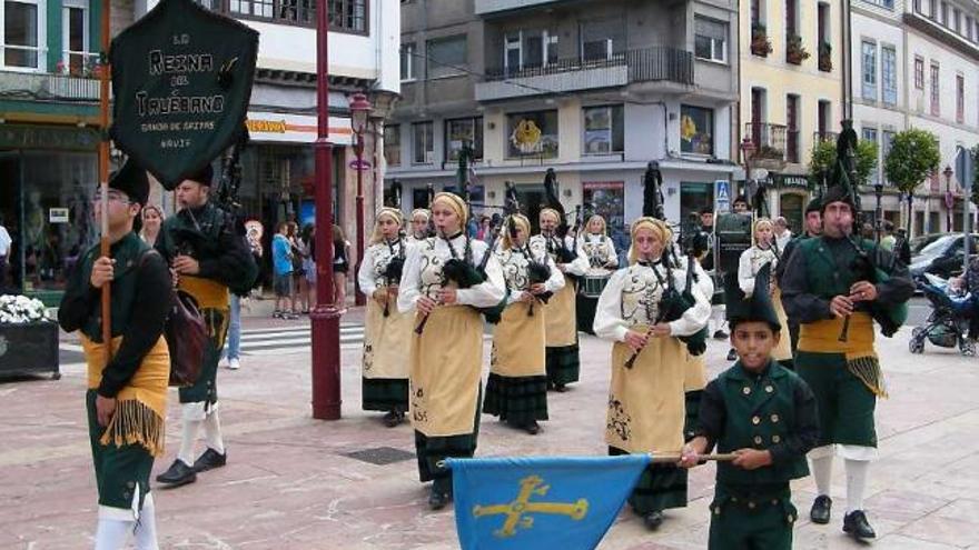 La banda naviega «La Reina del Truébano», durante una actuación en la plaza del Ayuntamiento de Villaviciosa.