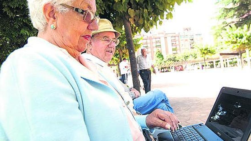 Carmen Montoya utiliza un ordenador portátil para probar la nueva red de acceso a internet de Mieres.