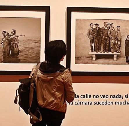 Detalle de la inauguración de la exposición, ayer, de las mujeres de la Magnum en el Niemeyer. | Mara Villamuza