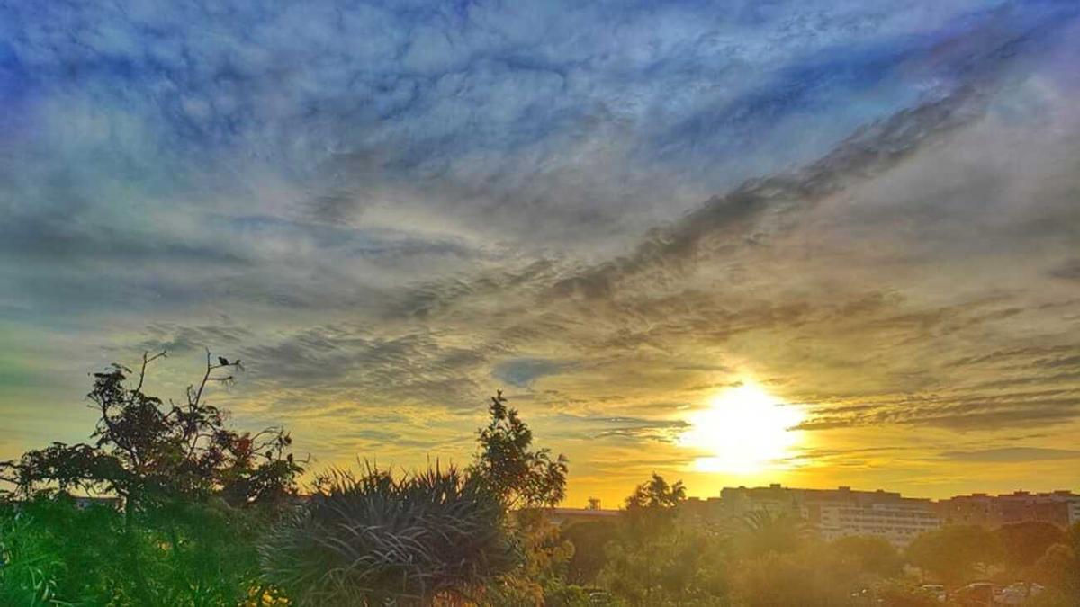 El tiempo se estabiliza en Canarias y las temperaturas subirán este sábado. En la imagen, amanecer con nubes altas en Las Palmas de Gran Canaria 9 de diciembre de 2022.