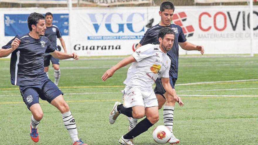 Zambrano, rodeado de rivales, conduce la pelota en un partido de la Peña Deportiva la temporada pasada.
