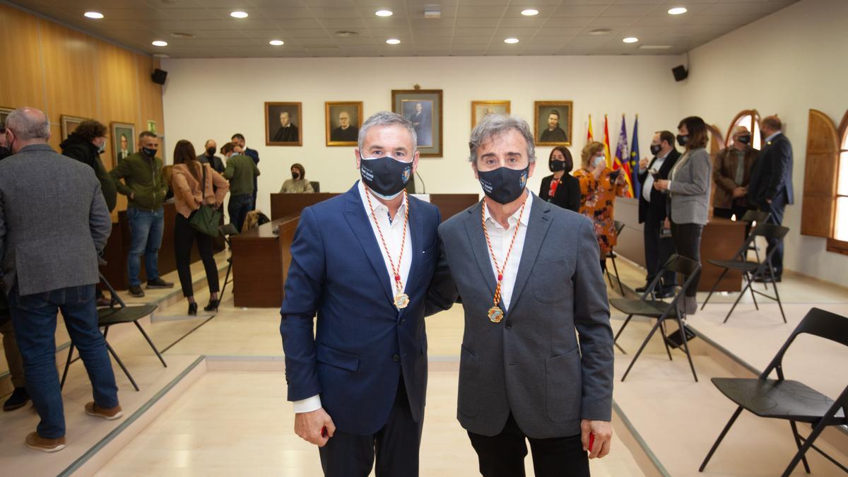 Eduardo Sánchez y Francisco Vives, tras prometer su cargo de concejales de Sant Josep. Vicent Marí