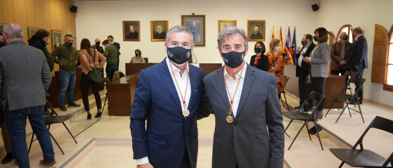 Eduardo Sánchez y Francisco Vives, tras prometer su cargo de concejales de Sant Josep. Vicent Marí