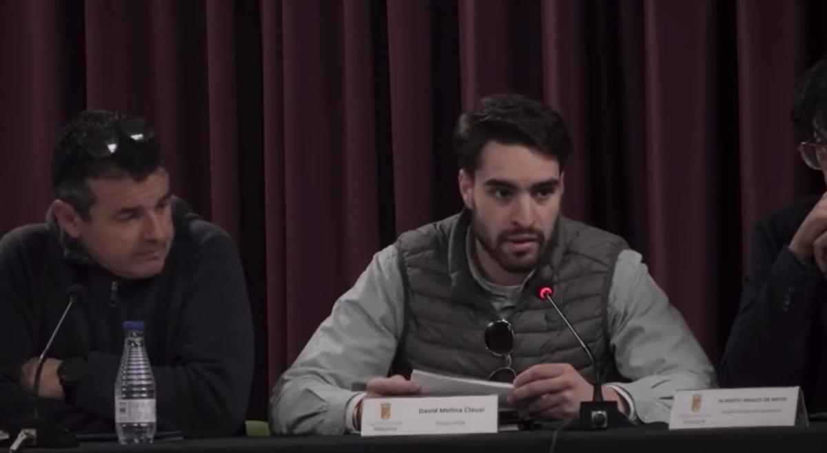 David Molina (derecha) comunica su baja del UPdN en el último pleno de Nàquera. A su lado, su excompañero Paco Navarro.