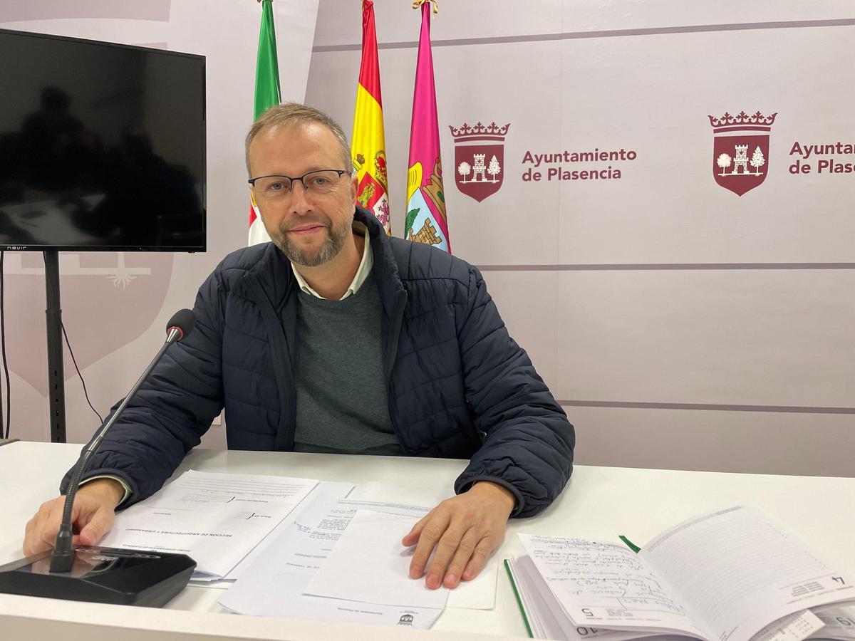 El concejal de Urbanismo explica la operación por la adquisición del campo de fútbol 'Mundial 82' de Plasencia.