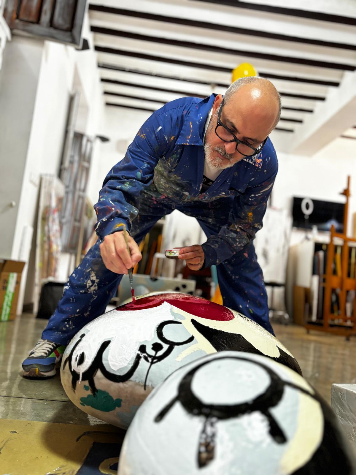 El artista de Monóvar trabajando en su taller