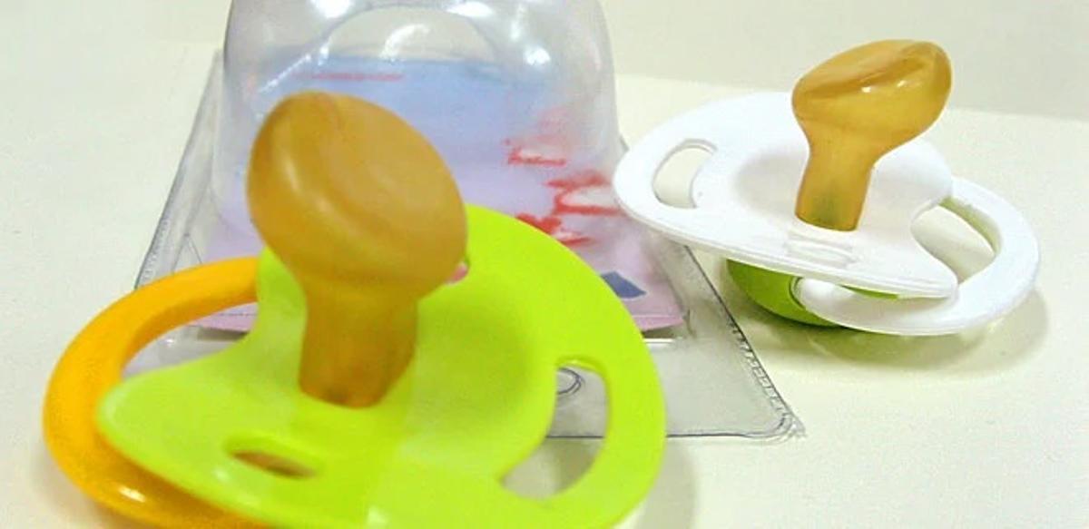 Dos modelos de chupetes que fueron retirados del mercado tras ser considerados como inseguros por Facua.