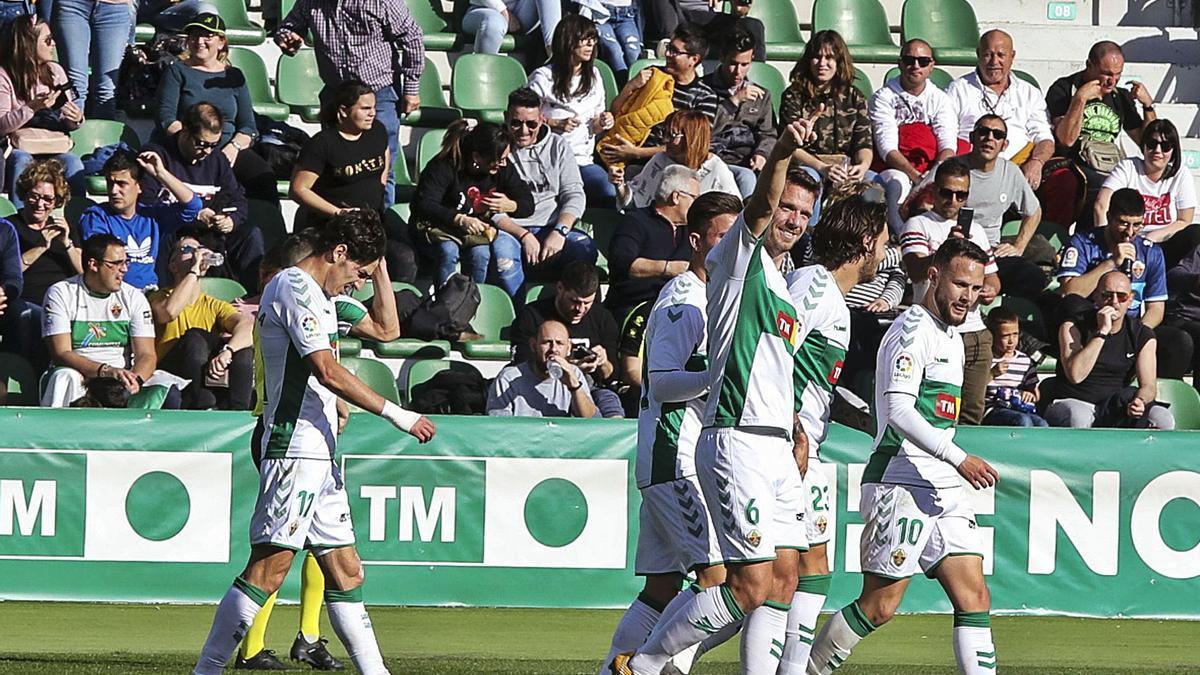 Manuel Sánchez celebra un gol con la  afición en el partido Elche-Numancia del 1 de marzo de 2020, el último con público en el Martínez Valero. | ANTONIO AMORÓS