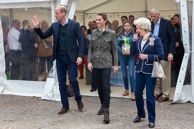 Kate Middleton junto al príncipe Guillermo durante su visita a Cumbria