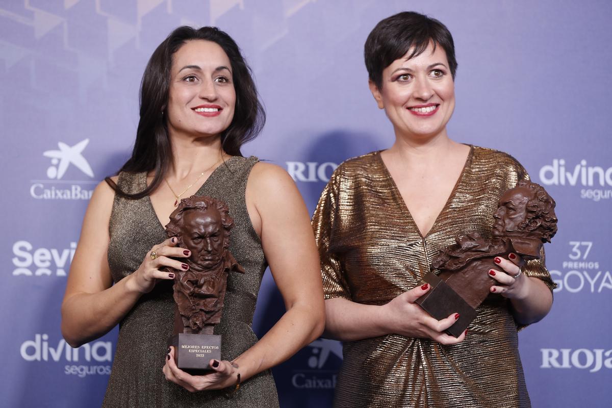 Esther Ballesteros y Ana Rubio tras recibir el premio a ejores efectos especiales por su tr abajo en Modelo 77.jpg