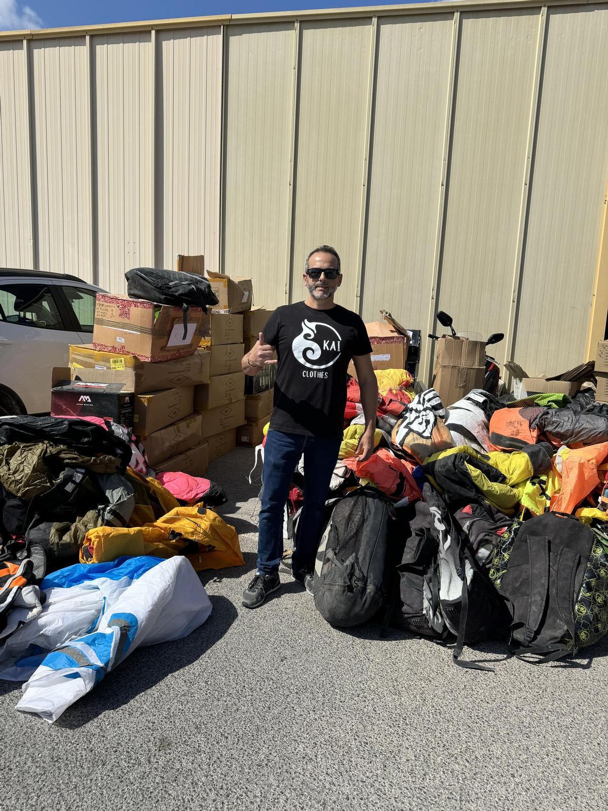 Israel Ferrer, fundador de Kai Clothes, con algunas de las últimas cometas recibidas desde Miami