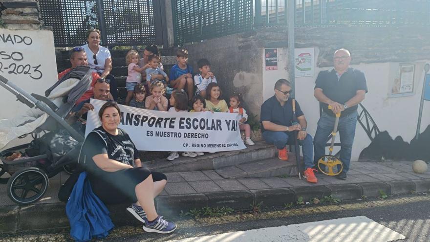 Los escolares y otros participantes en la marcha, con el alcalde de Langreo, segundo por la izquierda. En el recuadro, el medidor marcando 1.694 metros.