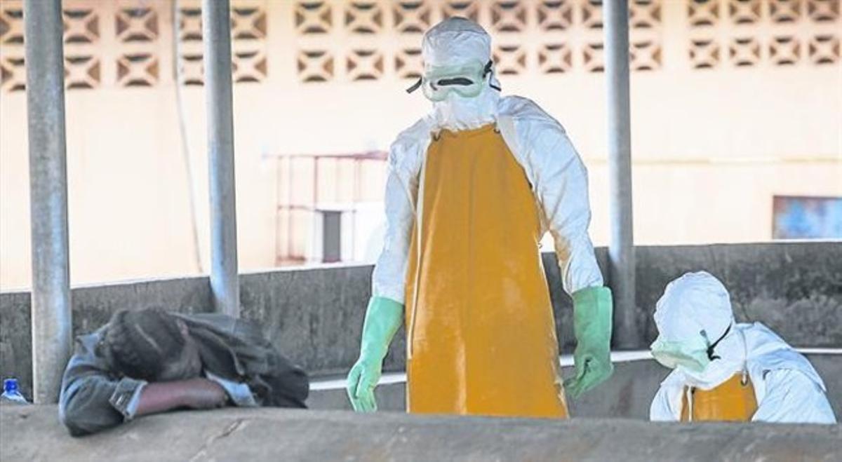 Dos sanitaris es dirigeixen a recollir el cadàver d’una dona morta per Ebola a Monròvia.