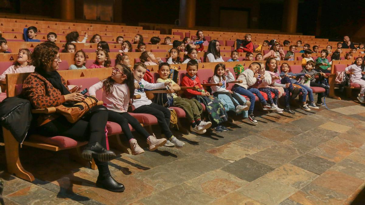 Niños disfrutando a lo grande de una de las proyecciones.