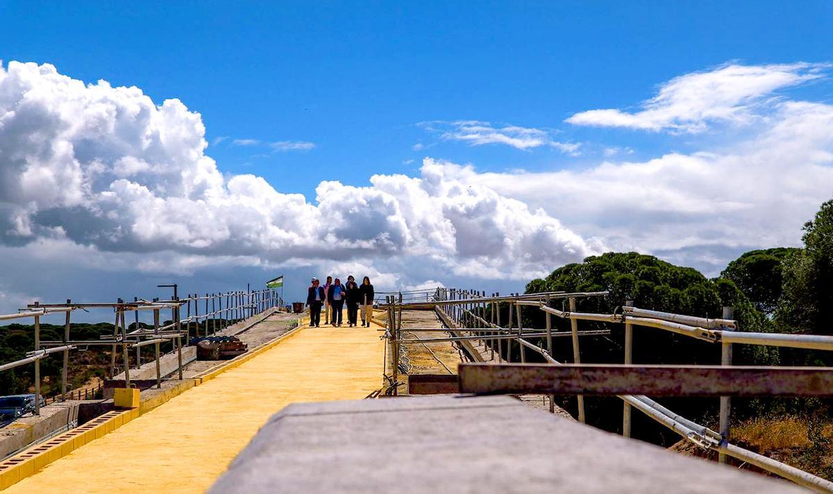 Autoridades visitando las obras del mirador de Doñana en Matalascañas.