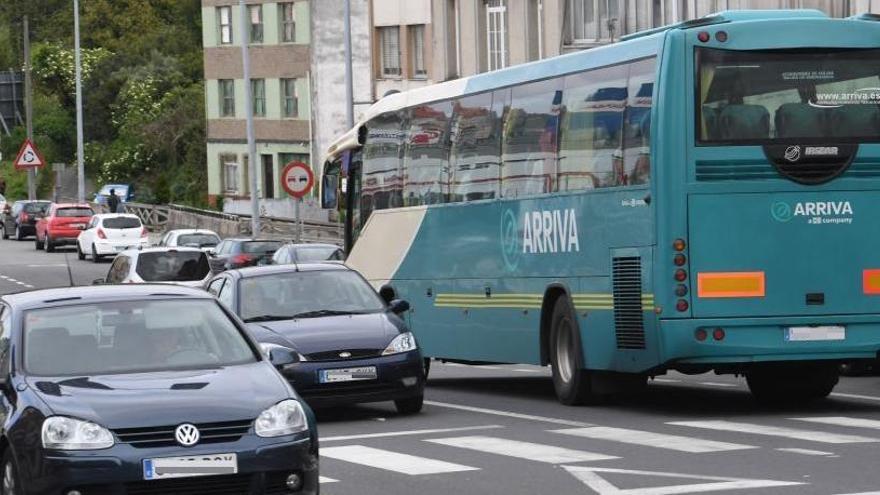 Un autobús de Arriva circula por Arteixo.