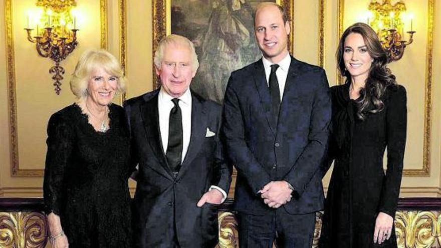 Foto oficial de los reyes de Inglaterra, Camilla y Carlos, y los nuevos príncipes de Gales, Guillermo y Catalina | // THE BUCKINGHAM PALACE