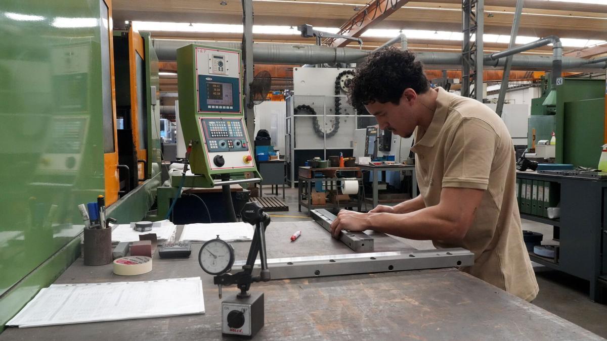 Operario de una empresa de maquinaria cerámica.