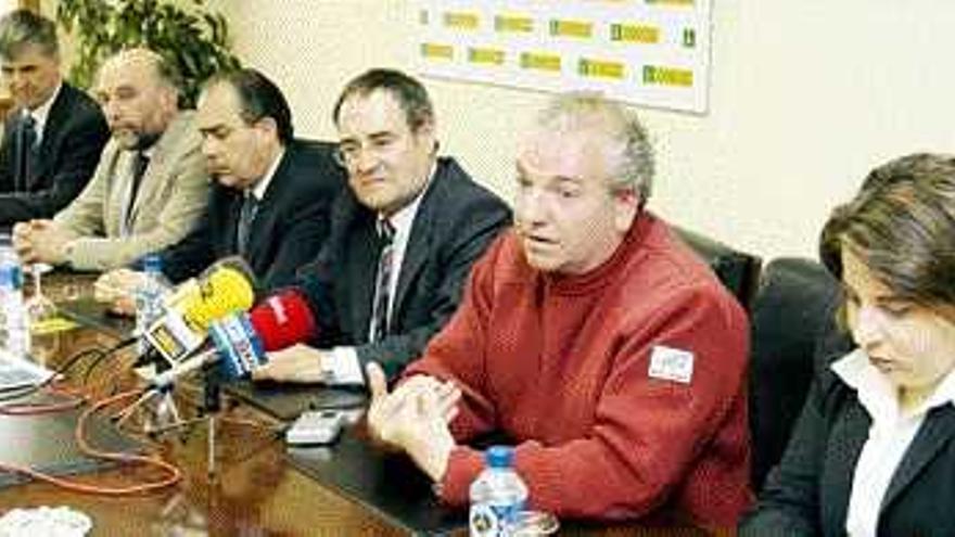 El director del Parque Nacional, José Antonio Fernández (segundo por la derecha), junto al subdelegado del Gobierno, Delfín Fernández, y el director de la ONCE en Vigo, Arturo Parrado, ayer, en la presentación de la iniciativa.  / jesús de arcos