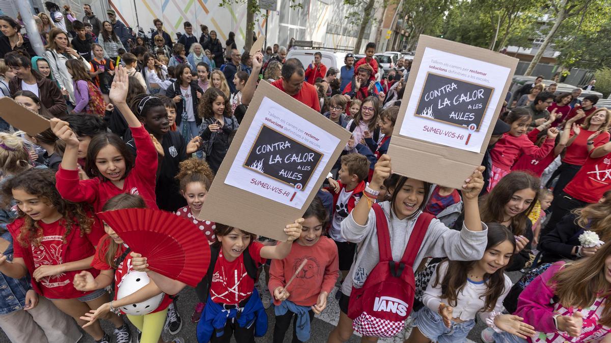 Familias de la Escola La LLacuna del Poblenou cortan el tráfico para reclamar soluciones definitivas en las escuelas contra el calor en las aulas.