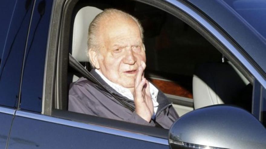 Don Juan Carlos llega sonriente al Hospital Quirón