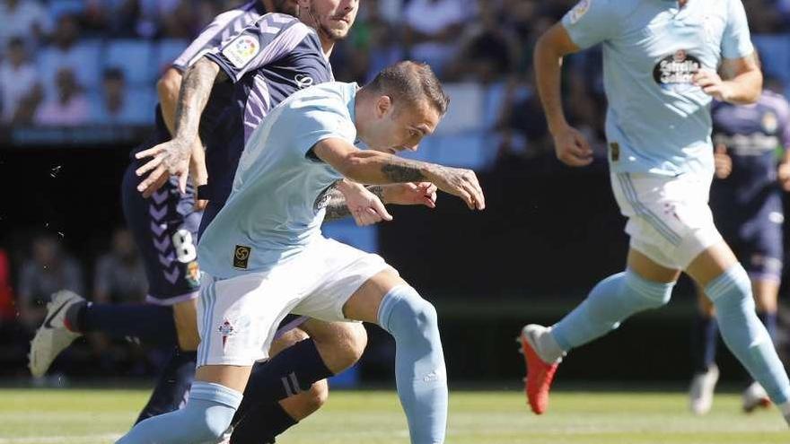 Iago Aspas, en el remate del primer gol. // José Lores