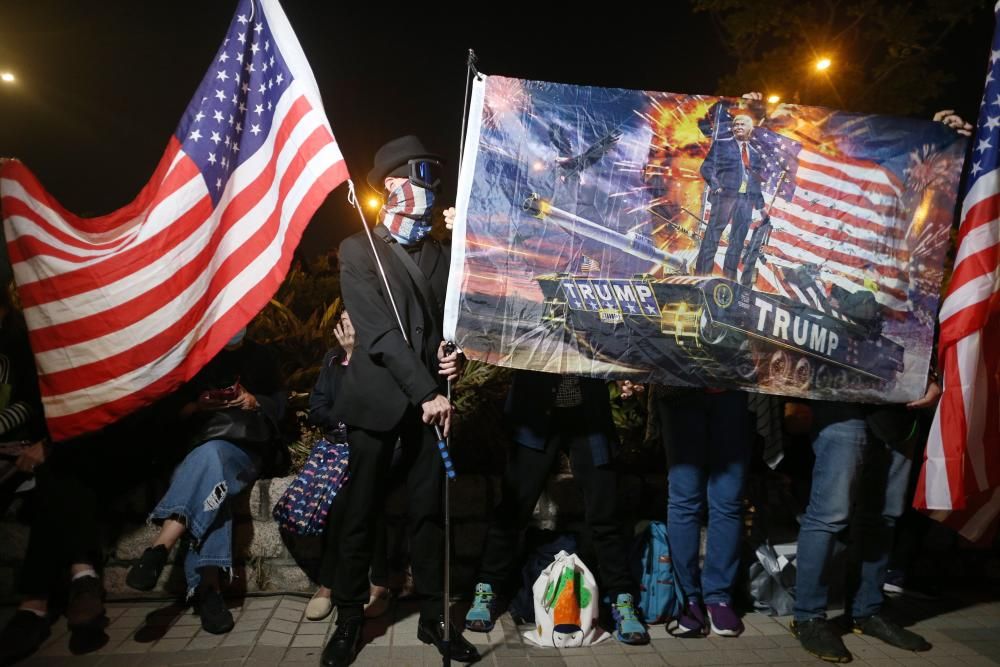 Una manifestación pacífica, legal y masiva en Hong Kong, en agradecimiento a Estados Unidos por aprobar dos leyes en apoyo a las protestas, acabó con un nuevo episodio de tensión con la policía.