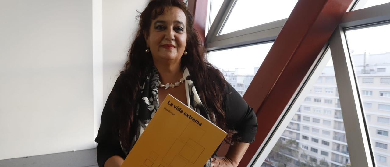 Olga Bernad con su nuevo poemario, 'La vida extrema', en Zaragoza