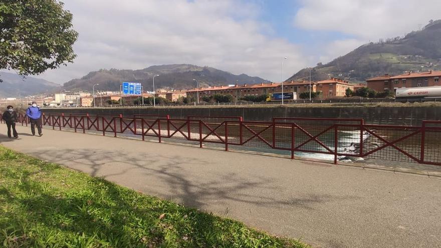 Aparece una bolsa con cientos de billetes troceados en un río de Asturias