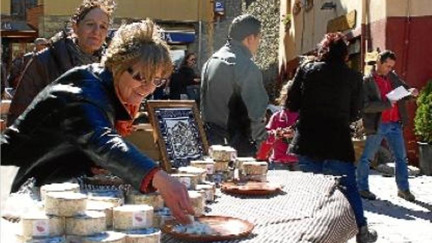 Una parada a la plaça Major d&#039;Alp durant una de les edicions anteriors de la Mostra de Formatges