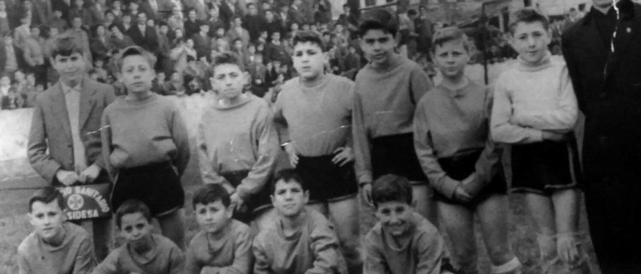 La fotografía del equipo del colegio de los Salesianos antes de jugar en el Suárez Puerta de Avilés, en cuyo reverso está la dedicatoria. Quini es el tercero por la izquierda en la fila de atrás.