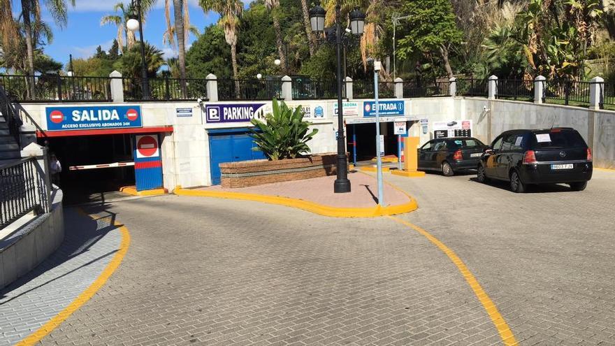 Imagen de la entrada del parking de la avenida Jacinto Benavente de Marbella.