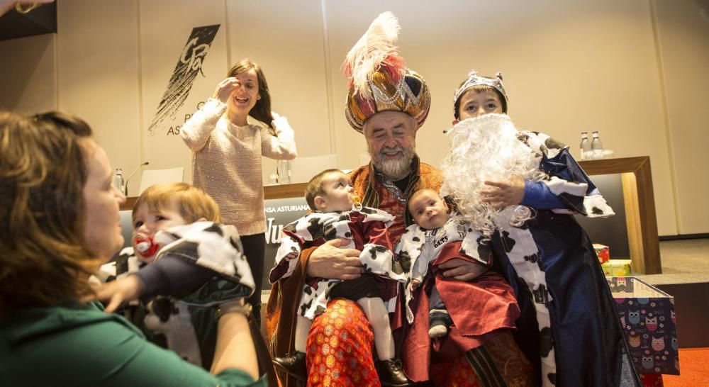 El Príncipe Aliatar recibe a los niños en LA NUEVA ESPAÑA
