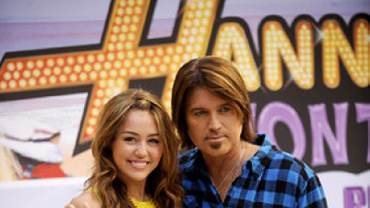 Miley Cyrus y su padre, Billy Ray Cyrus, durante la presentación de la película 'Hannah Montana', en abril del 2009.