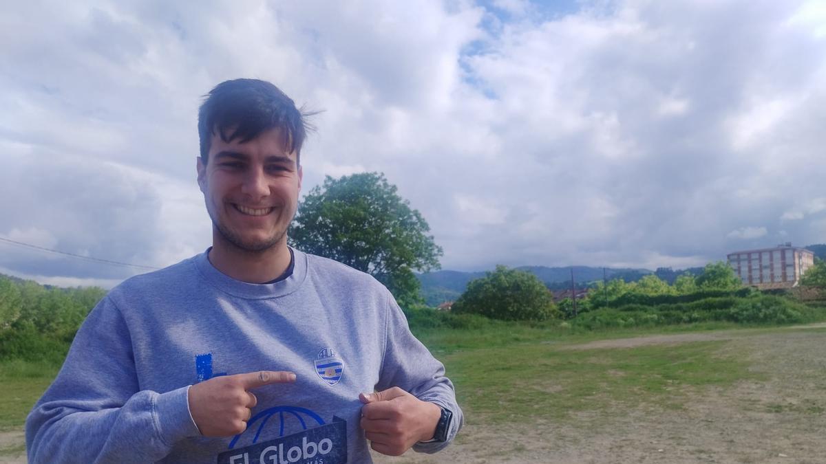 El "pichichi" Enol Viejo González, en Grado, señala el escudo del Salas.
