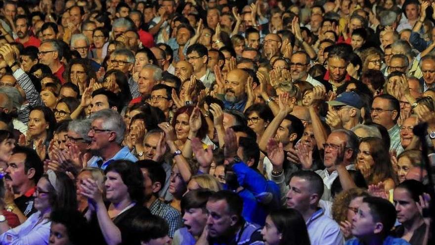 Público asistente a uno de los conciertos de las fiestas de San Roque. // Iñaki Abella