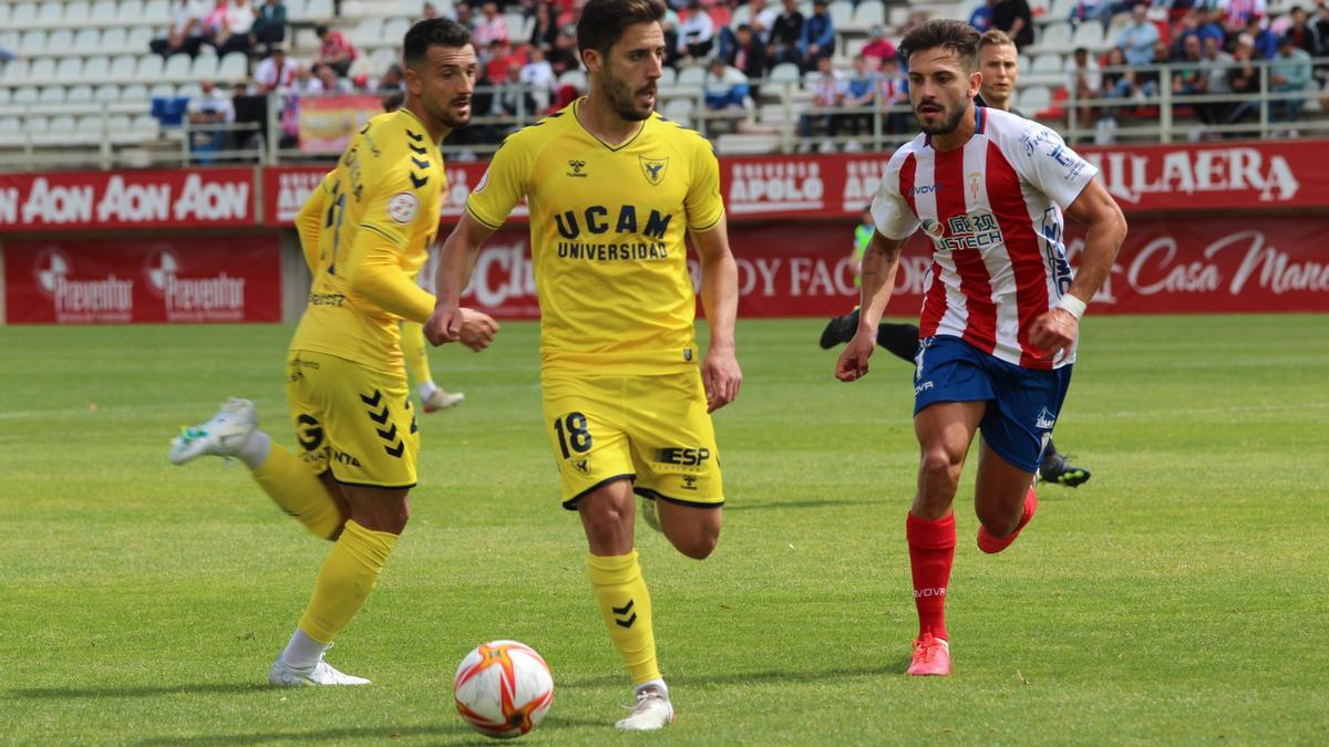 Moyita, uno de los jugadores más destacados del UCAM, durante el partido en Algeciras.