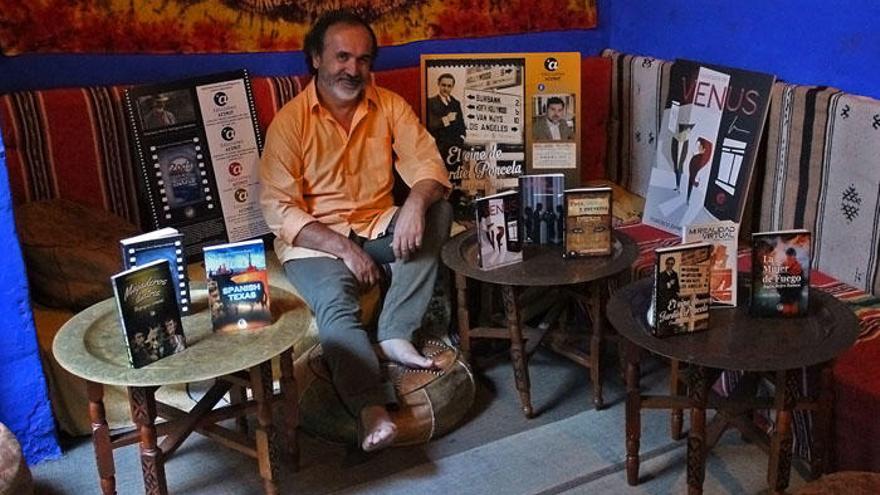 Francisco Javier Rodríguez Barranco, en la tetería de la calle Andrés Pérez de la que es vecino, con los libros de Azimut.