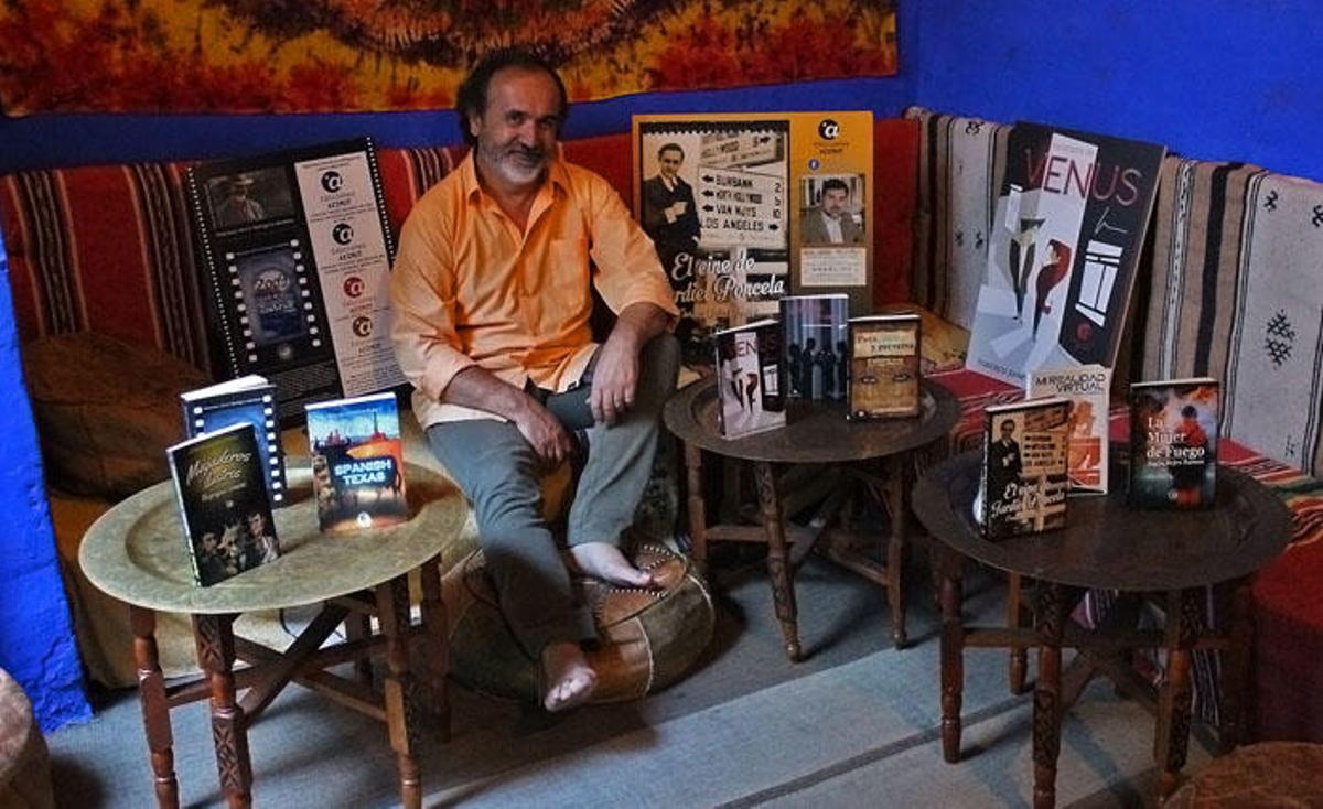 Francisco Javier Rodríguez Barranco, en la tetería de la calle Andrés Pérez de la que es vecino, con los libros de Azimut.