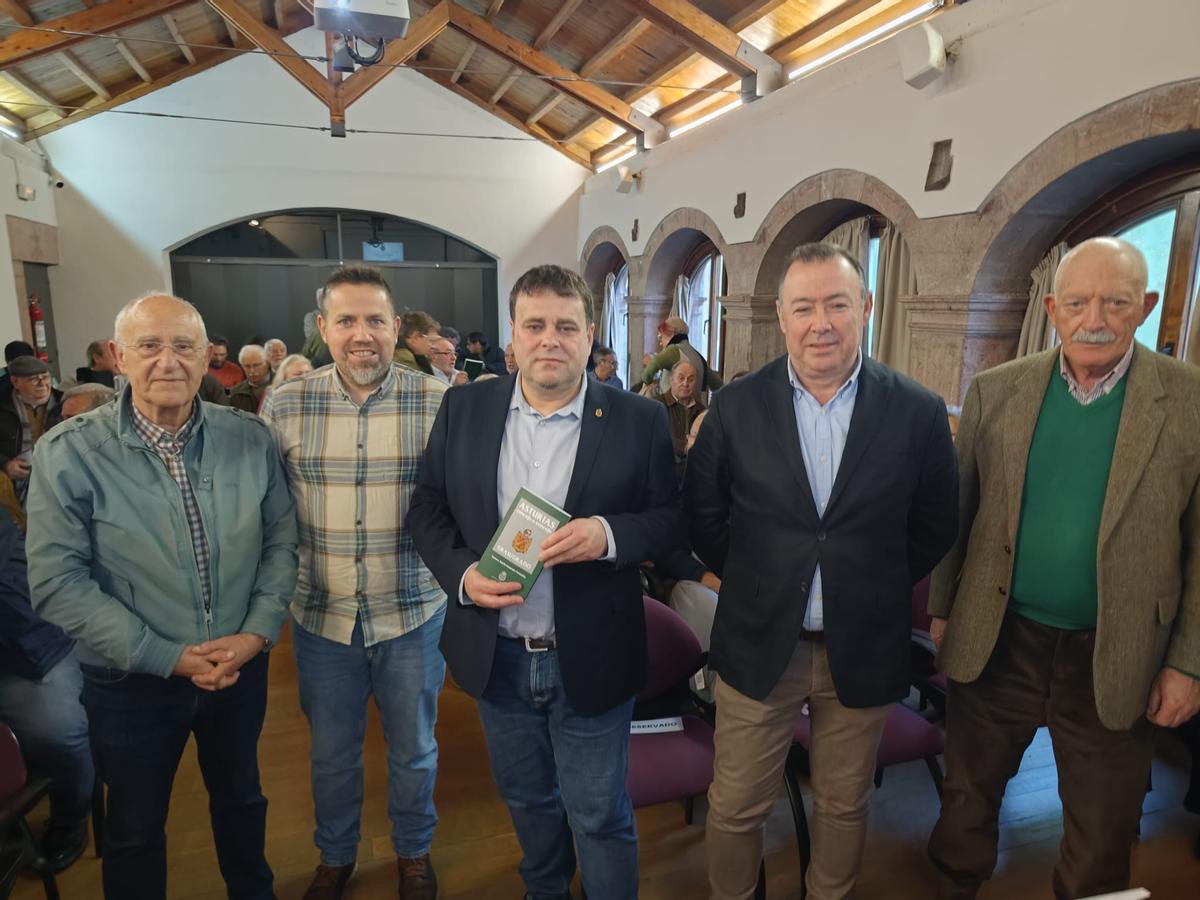 Por la izquierda, Andrés Martínez, Diego García, Gustavo Adolfo Fernández, José Luis Trabanco y Ramón Rodríguez, antes del inicio del acto, en Grado.