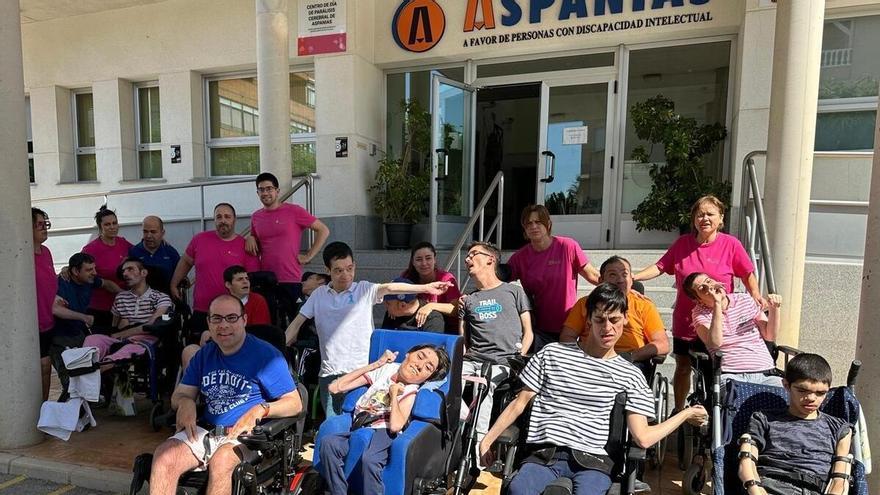 Protesta de los centros de atención a la discapacidad de Alicante por los retrasos en los pagos