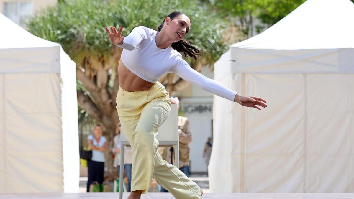 Galería: La danza toma el paseo de Vara de Rey en Ibiza.