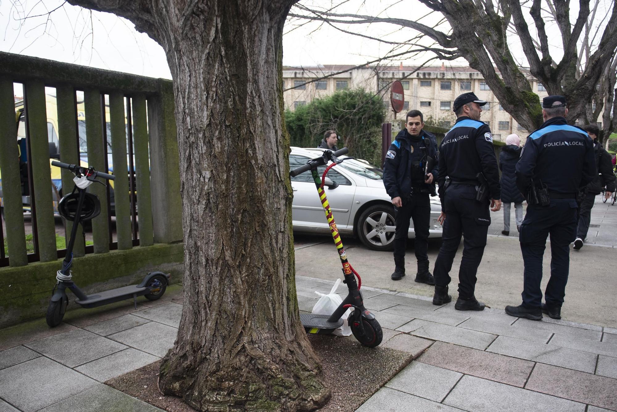 Herido en A Coruña el conductor de un patinete eléctrico al chocar en la acera con un turismo