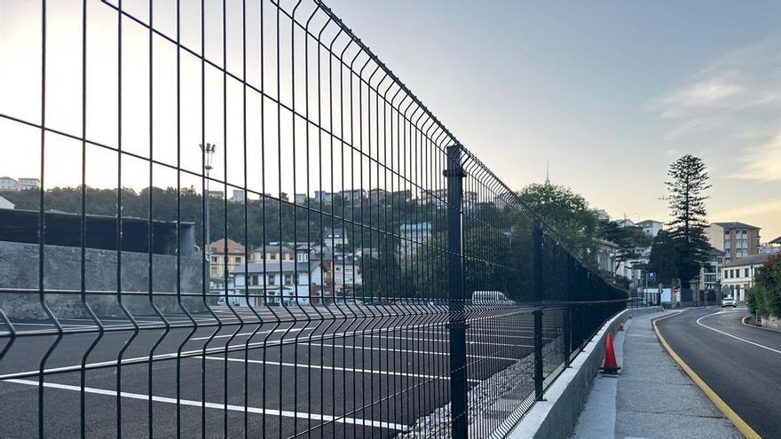 El nuevo parking de la manzana de la antigua imprenta de Luarca abrirá sus puertas la próxima semana