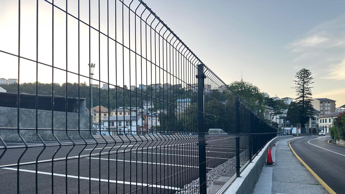 A la izquierda, una vista del nuevo parking, en la avenida de Gil Rico.