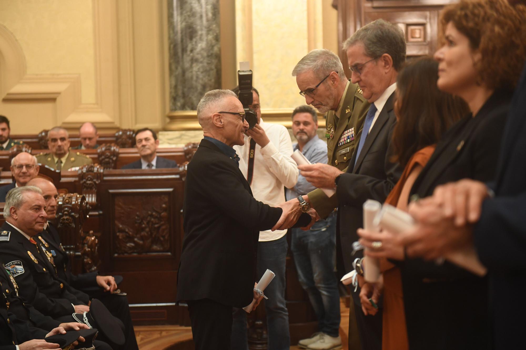 Homenaje a los policías locales de A Coruña que llevan 20 años en el cuerpo