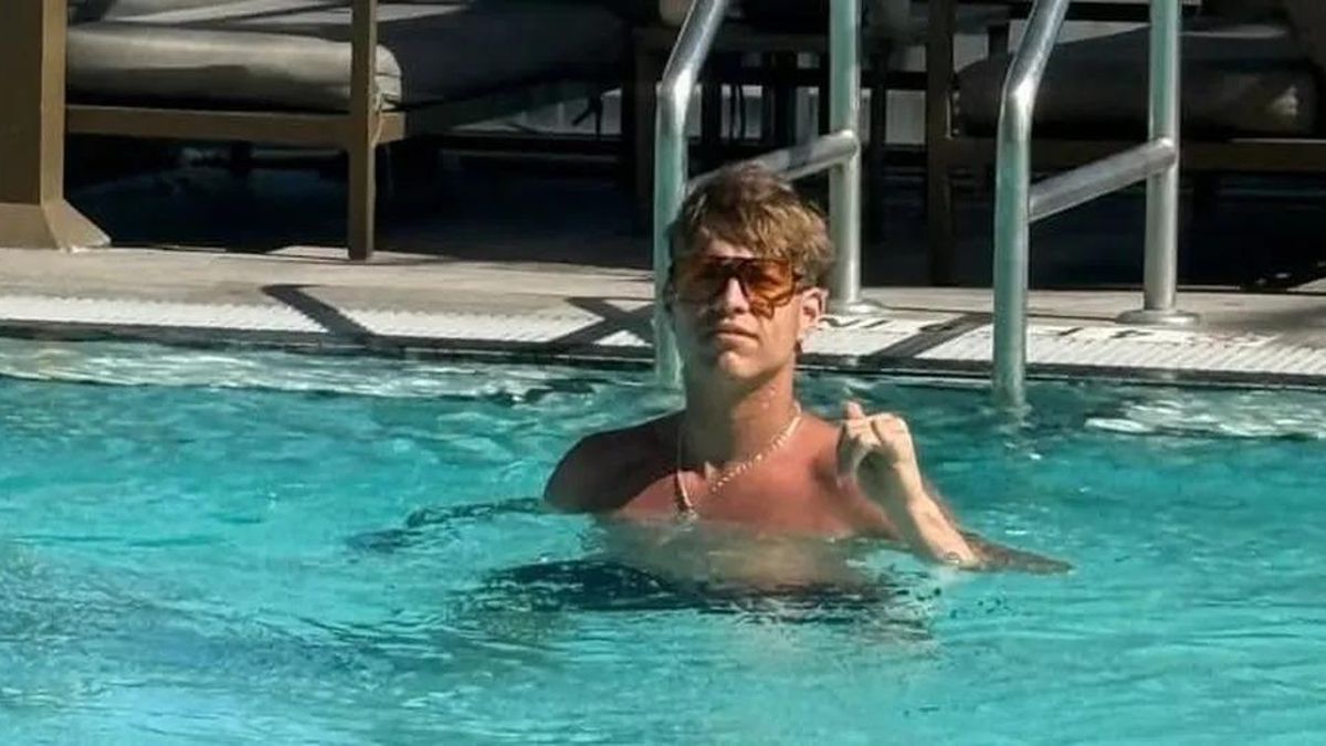 Jeremía Recoba disfruta de la piscina durante sus vacaciones en Miami.